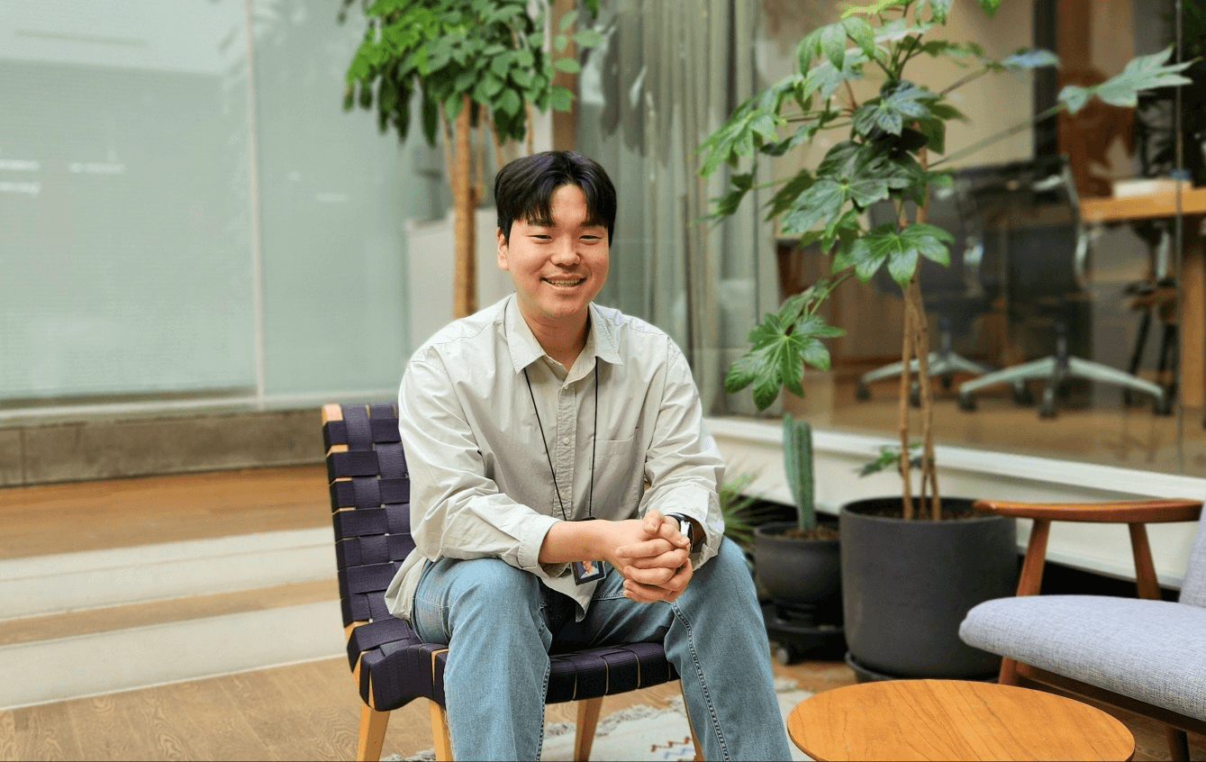 인터뷰 중인 브이몬스터 민동찬 대표